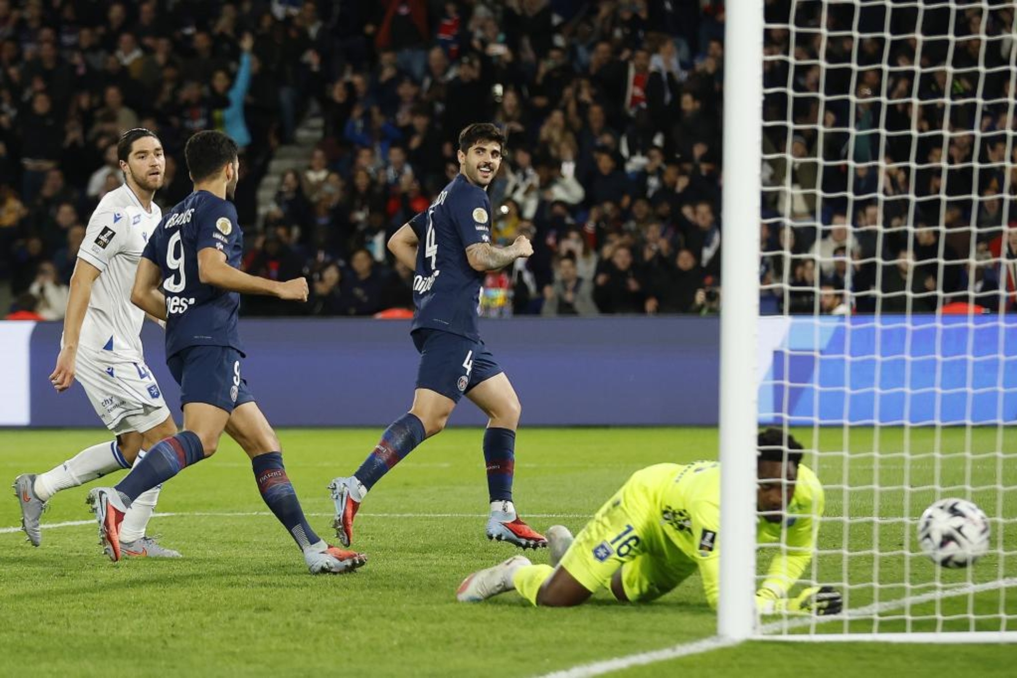 PSG Dihantam Cidera, Perebutan Posisi Teratas Klasemen Ligue 1 Sebelum Pertandingan Melawan Barcelona