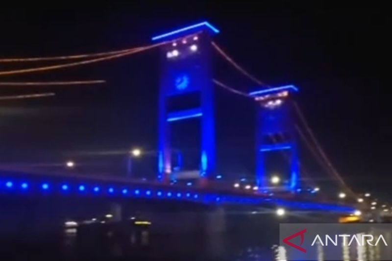 Luar Biasa! Jembatan Ampera Palembang Menawan dengan Warna Biru pada Hari Bahasa Isyarat