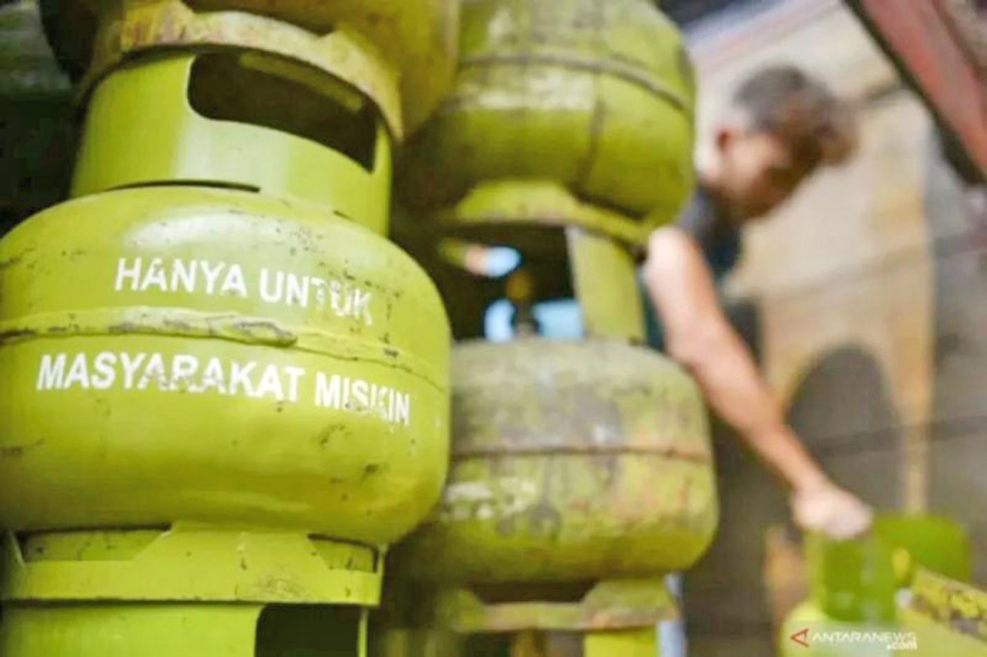 Pencuri Tiga Tabung Gas Melon di Bone Dikenakan Sanksi untuk Membersihkan Kantor Lurah