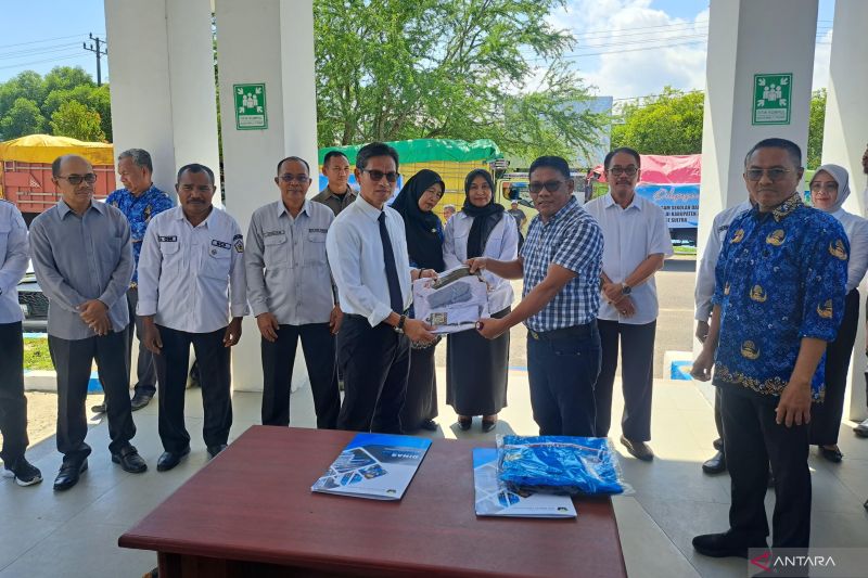 Dikbud Sultra Bagikan 17.500 Seragam Gratis untuk Siswa SMA/SMK