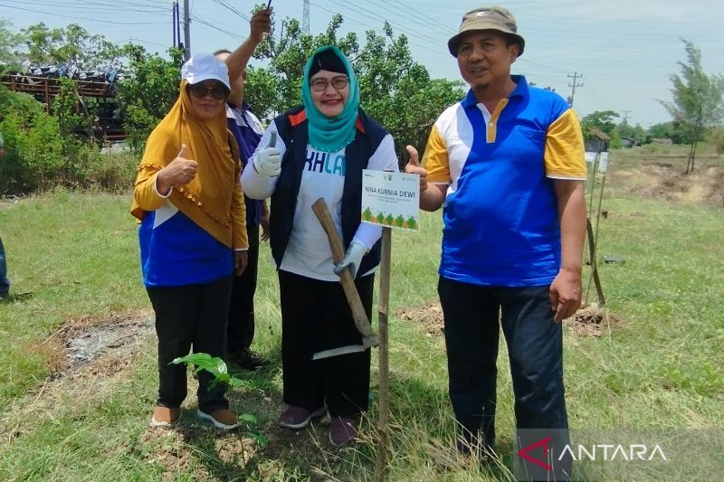 Dukung Inisiatif Penghijauan, ANTARA dan Komisi VII DPR RI Tanam Ratusan Pohon di Lasem