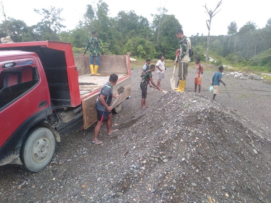 Satgas TNI Manunggal Membangun Desa ke-126 Mulai Bekerja di Kampung Babak, TNI dan Warga Tambrauw