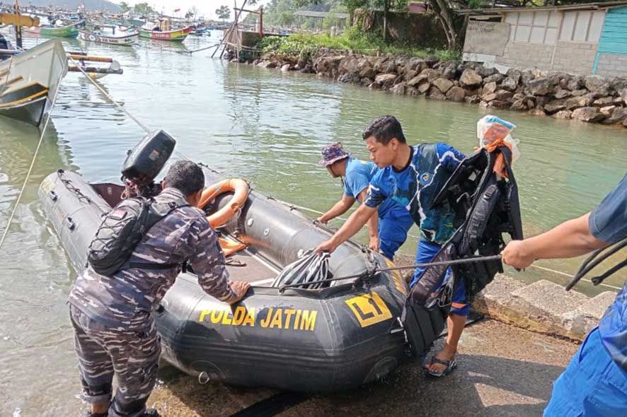 Tim Gabungan Menyelamatkan Jasad Nelayan yang Dilaporkan Hilang di Wilayah Perairan Pacitan