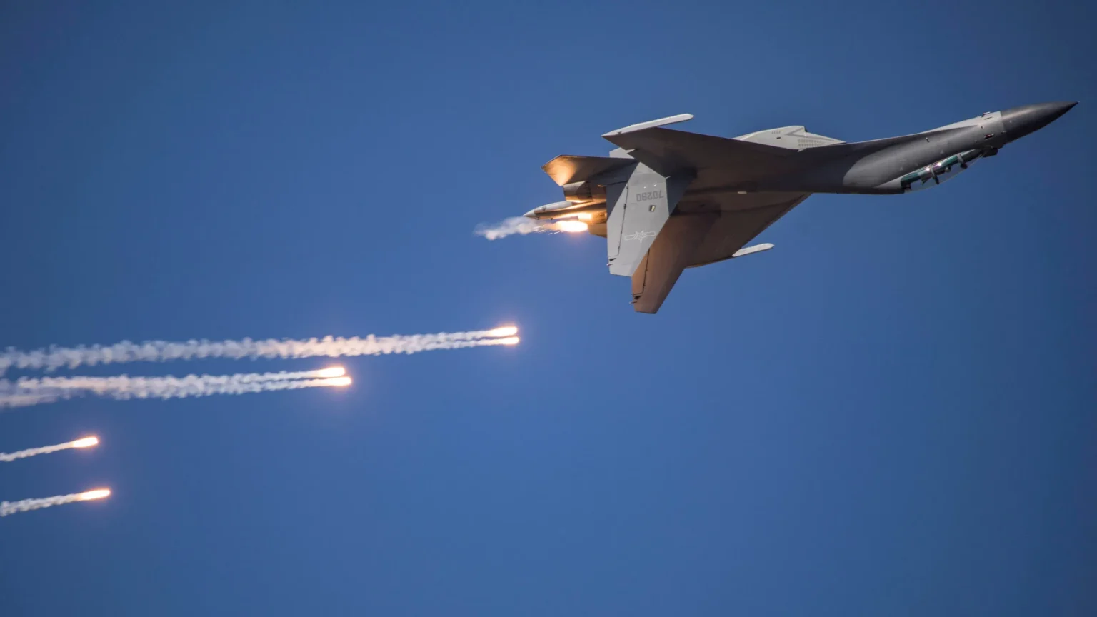 Berjarak Hanya 15 Meter, Pilot J-16 Tiongkok Sukses Mengunci Target Jet Siluman F-22 AS
