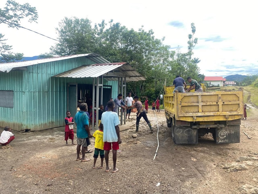 Satgas TMMD ke-126 Kodim 1810/Tambrauw Bersama Masyarakat Melakukan Rehabilitasi Gereja Advent