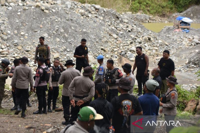 Polisi Menertibkan Pertambangan Emas Ilegal di Manokwari, Papua Barat