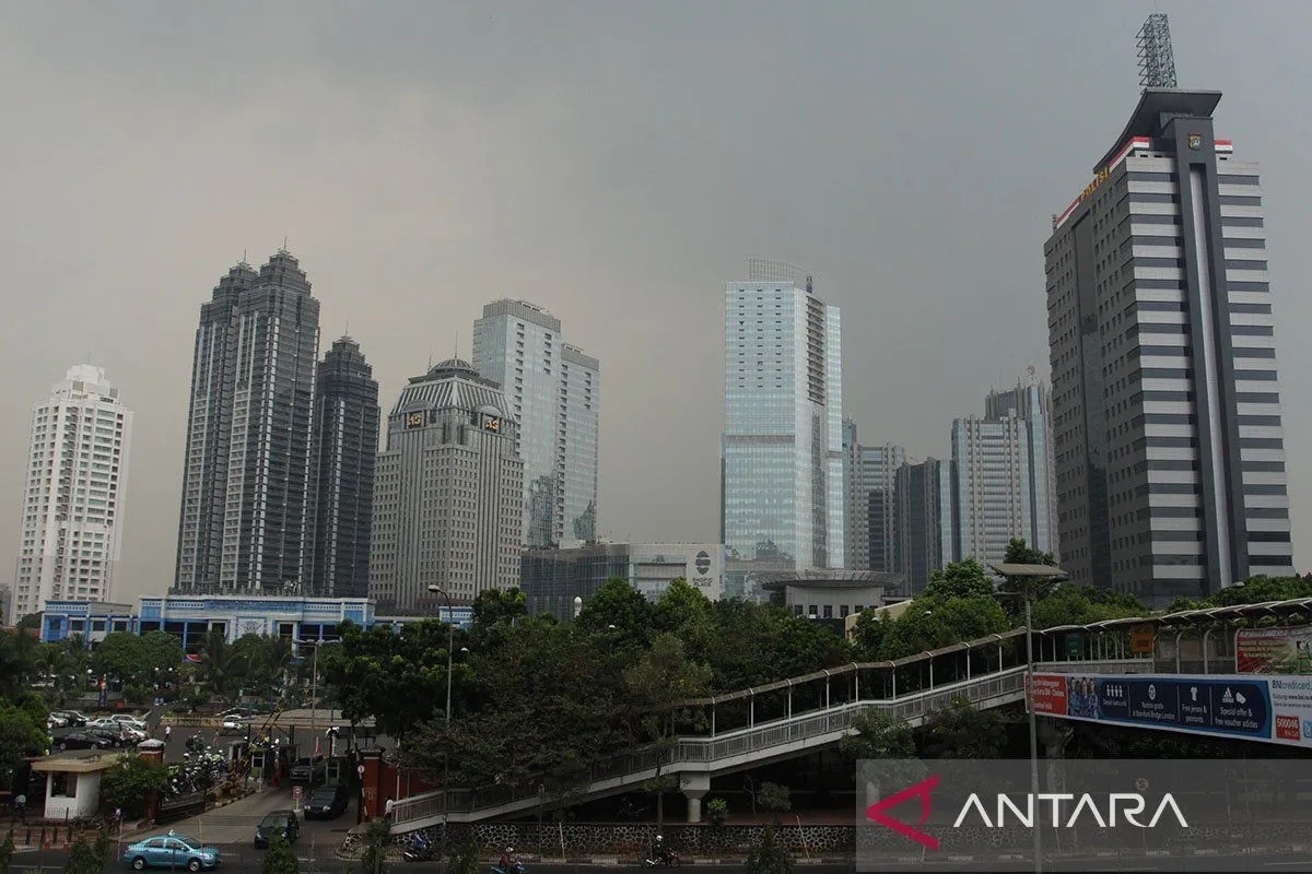 Cuaca Jakarta Hari Ini: Pagi dengan Awan Tebal, Hujan Ringan di Sore hingga Malam