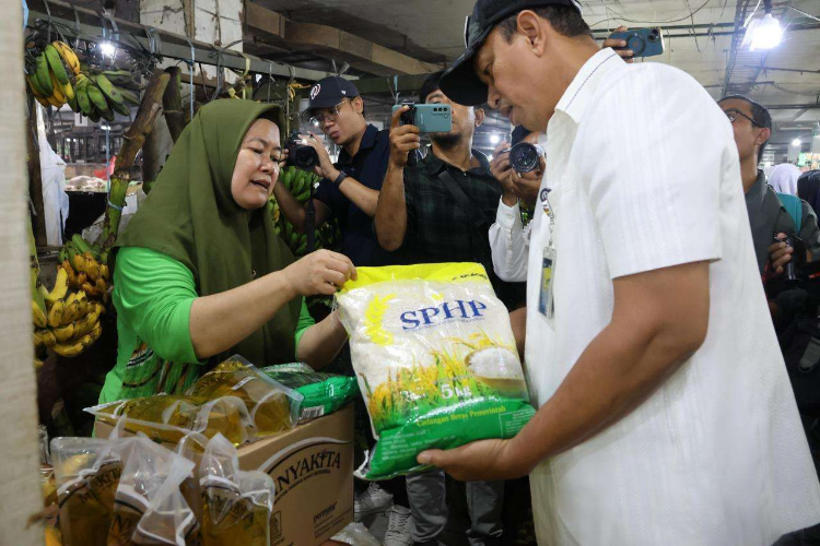 Bulog Akan Tingkatkan Kegiatan Operasi Pasar Bulog Akan Tingkatkan Kegiatan Operasi Pasar