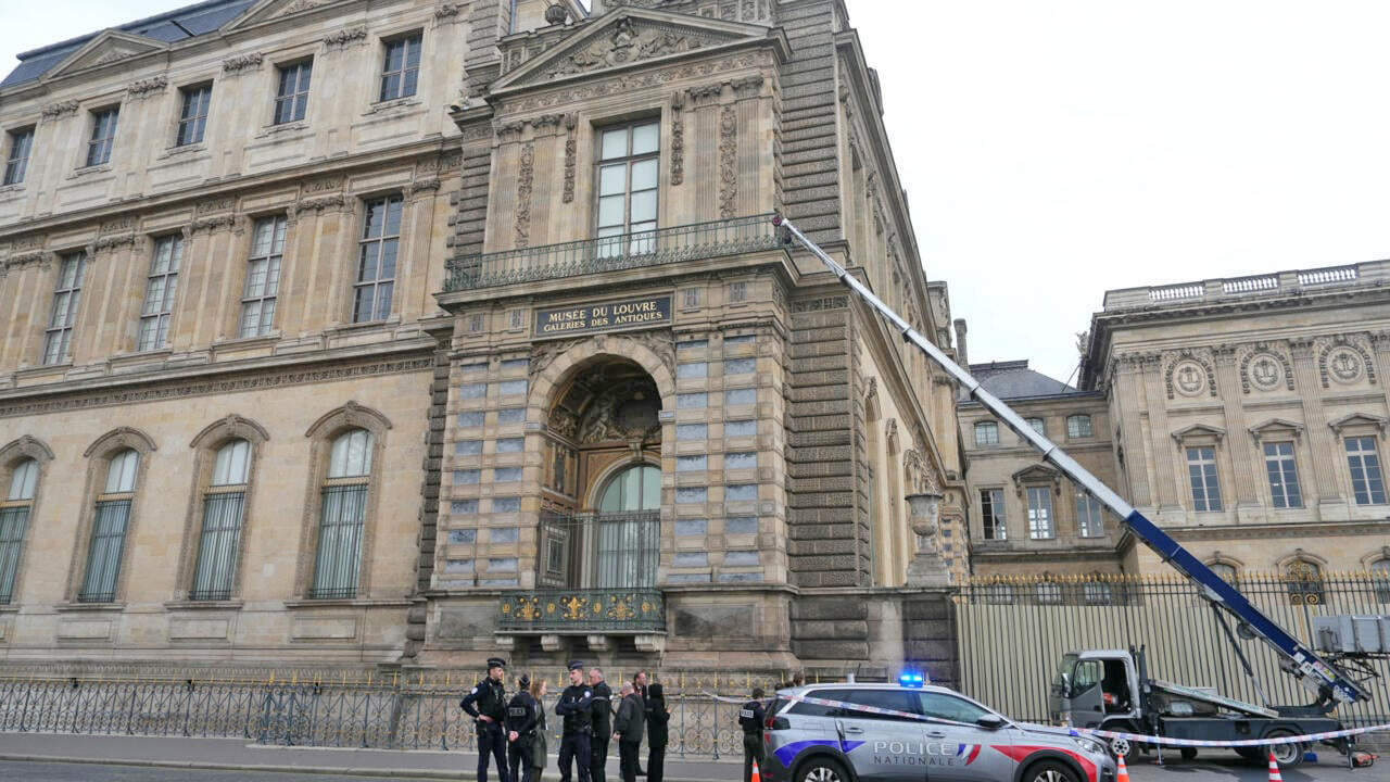 Polisi Prancis Bergerak Setelah Pencurian Berani di Louvre Polisi Prancis Bergerak Setelah Pencurian Berani di Louvre