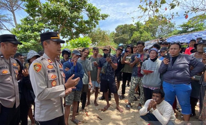 Polisi Menghimbau Warga untuk Menghentikan Kegiatan Penambangan Ilegal di Wilayah Perairan Tembelok Polisi Menghimbau Warga untuk Menghentikan Kegiatan Penambangan Ilegal di Wilayah Perairan Tembelok