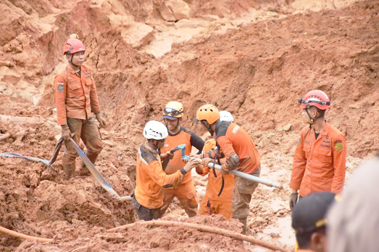 27 Penduduk Banjarnegara yang Terkubur Akibat Longsor Tebing Setinggi 100 Meter Masih Dalam Proses Pencarian