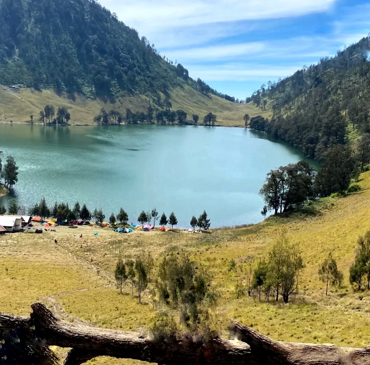 Ratusan Pendaki Terperangkap di Sekitar Danau Ranu Kumbolo, Evakuasi Masih Belum Dapat Dilaksanakan
