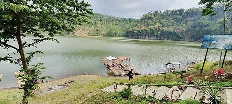 https://is3.cloudhost.id/jakarta/images/image-article/2025-12/04/ranu-agung-danau-sunyi-di-kaki-gunung-lemongan-69319acd0d79e.jpg?utm_source=chatgpt.com