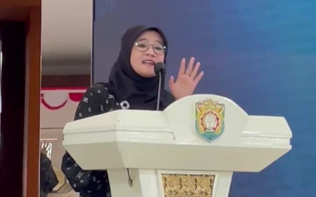 Hj. Nawal Nur Arafah, M.Si. Istri Cawagub Jateng Suara Terbanyak Taj Yasin Maimoen (Gus Yasin), saat menghadiri sekaligus mengisi seminar wawasan kebangsaan di Kendal, Sabtu, 28 Desember 2024.