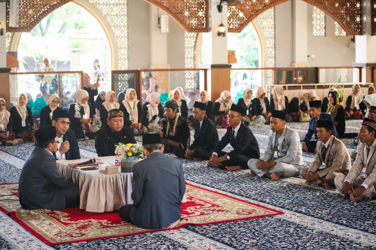 Wagub Jateng Khutbah Nikah Massal untuk Sepuluh Pasangan