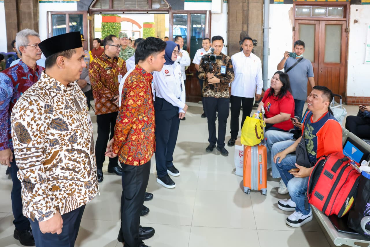 Wagub Jateng Dampingi Wapres Tinjau Stasiun Tawang Semarang, Pastikan Pelayanan Nataru dan Revitalisasi Lancar