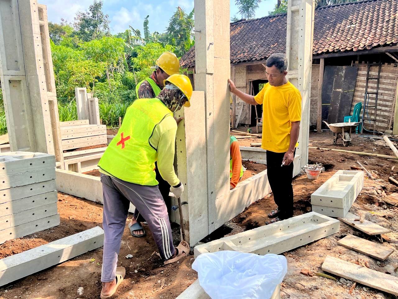 Ketika Negara Hadir ke Dinding Rumah Warga