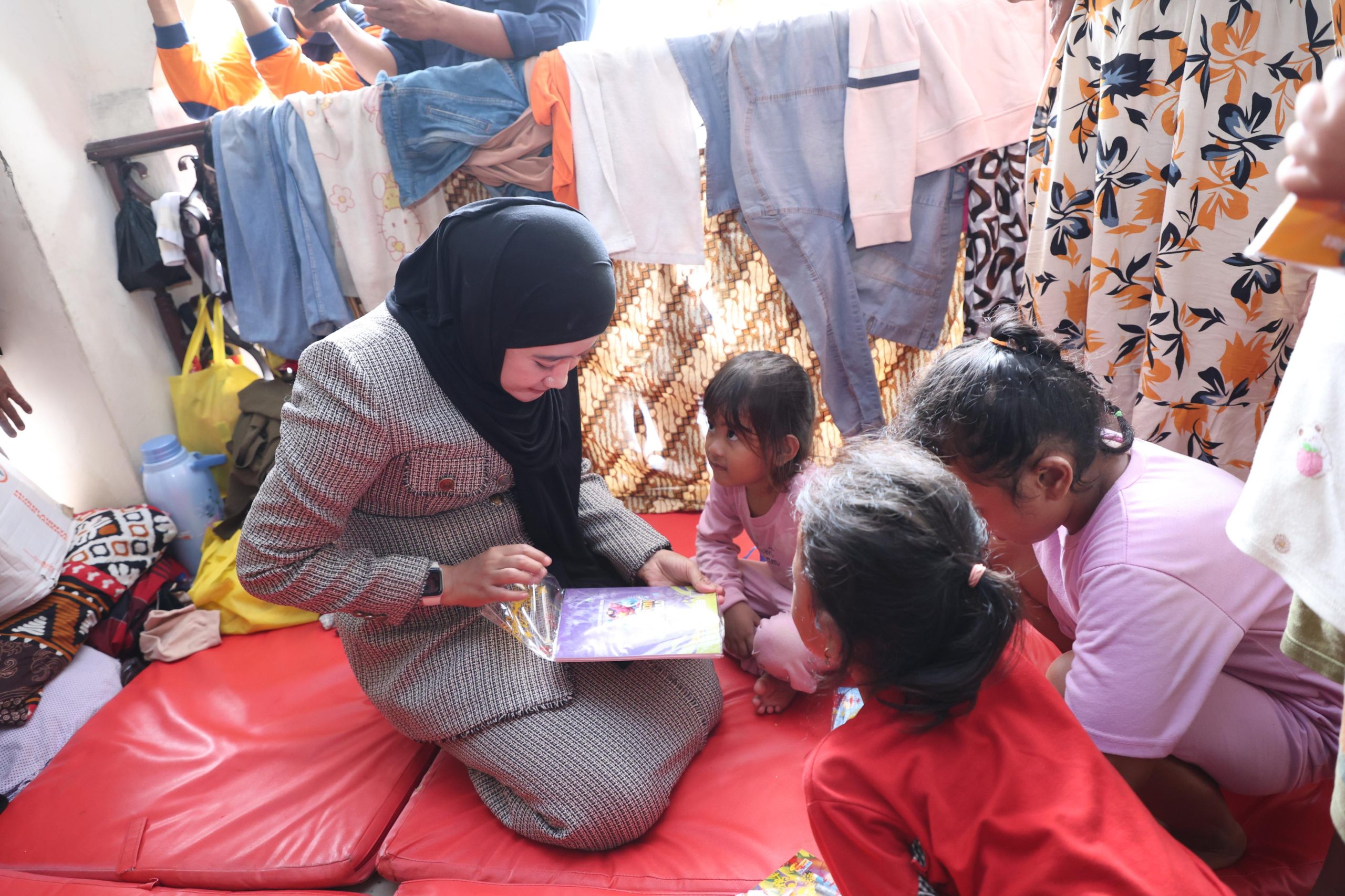 Bunda PAUD Jateng Ning Nawal Berikan “Trauma Healing” bagi Anak-Anak Korban Banjir Pekalongan