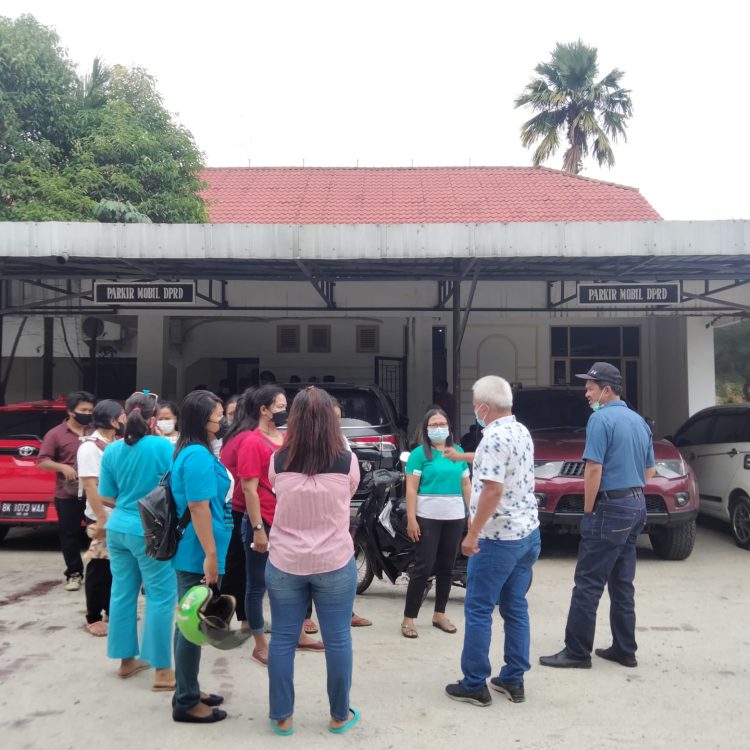 Puluhan Karyawan Rumah Sakit Horas Insani Datangi DPRD P.Siantar Keluhkan Terima Separuh Gaji.
