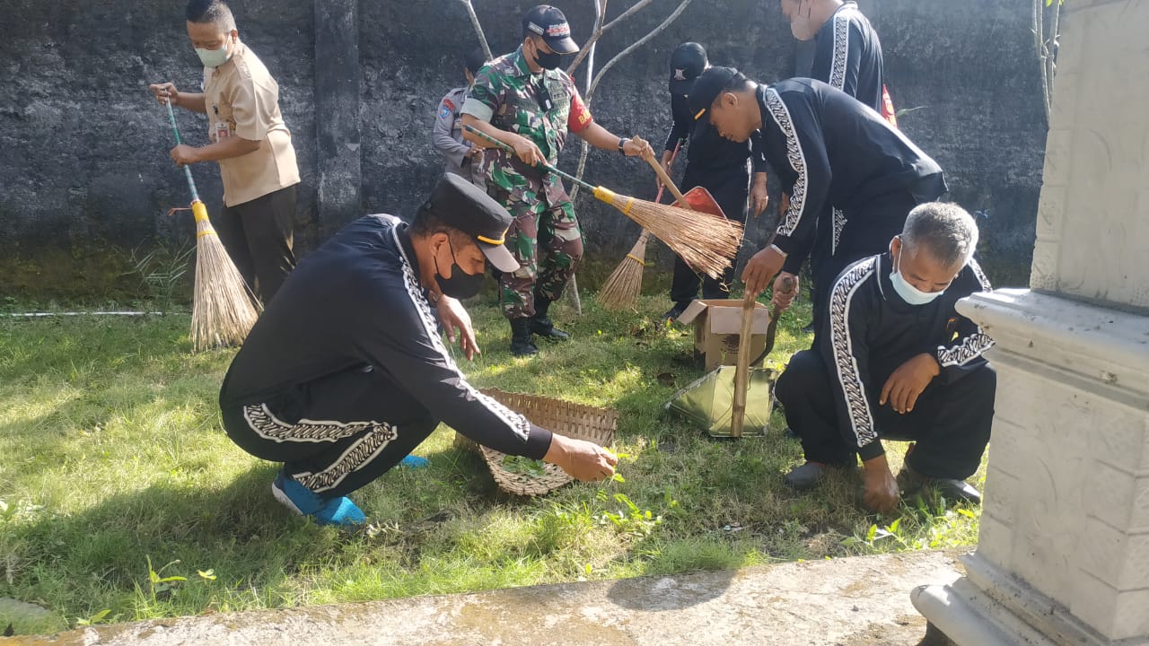 Peringati Hari Bhayangkara Ke-76, Polres Sukoharjo Gelar Bersih-bersih Tempat Ibadah