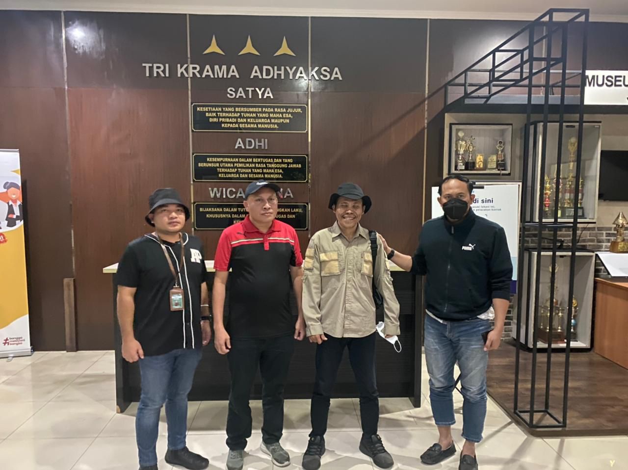 Kejari Jakbar Dampingi Kejari Manado Tangkap Buronan Kasus ITE Kejari Jakbar Dampingi Kejari Manado Tangkap Buronan Kasus ITE