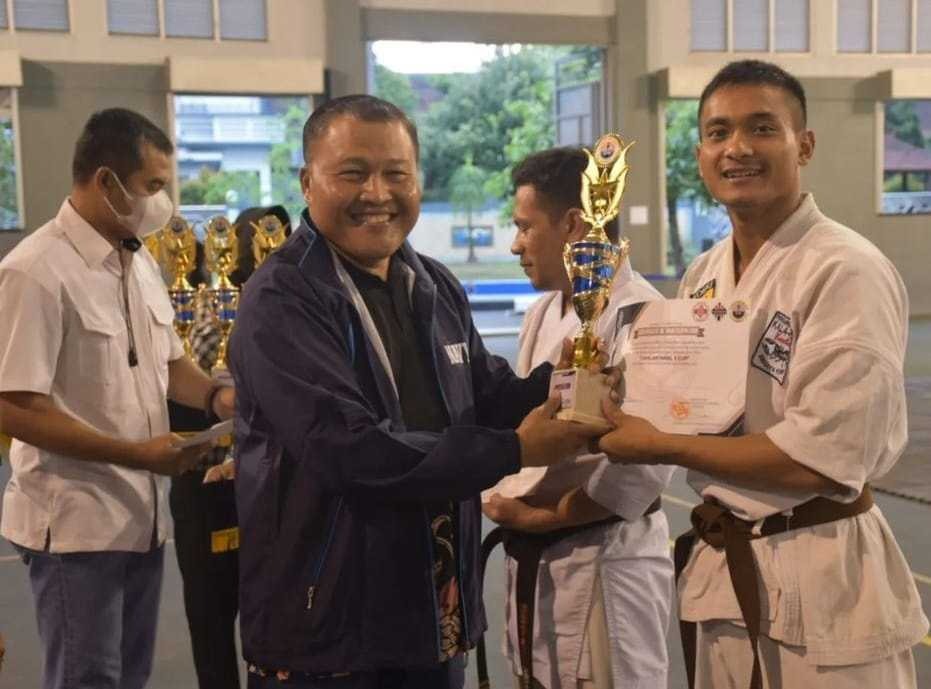 H.Ronny Simon Berharap Karateka Kala Hitam Berlatih Keras Agar Raih Prestasi