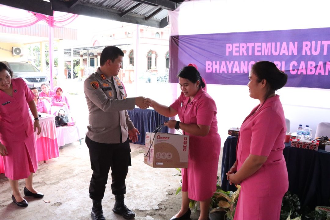 Pertemuan Rutin Bulanan Bhayangkari Simalungun, Kapolres Berikan Pembinaan Dukung Kinerja Suami