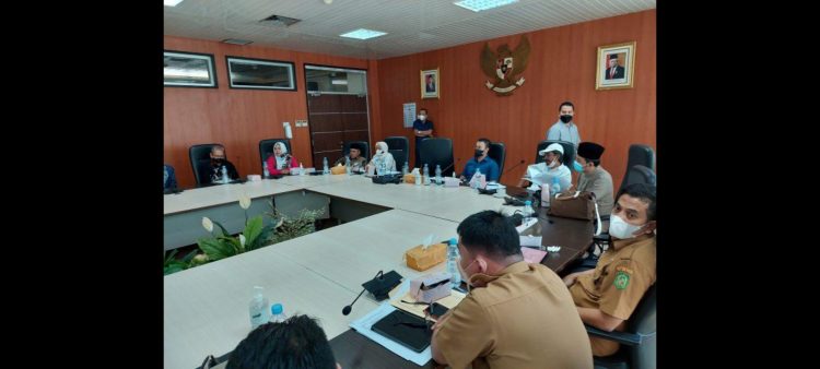 Komisi III DPRD Medan saat menggelar rapat terkait persoalan Pos Ambai Coffe. (Foto Ist)