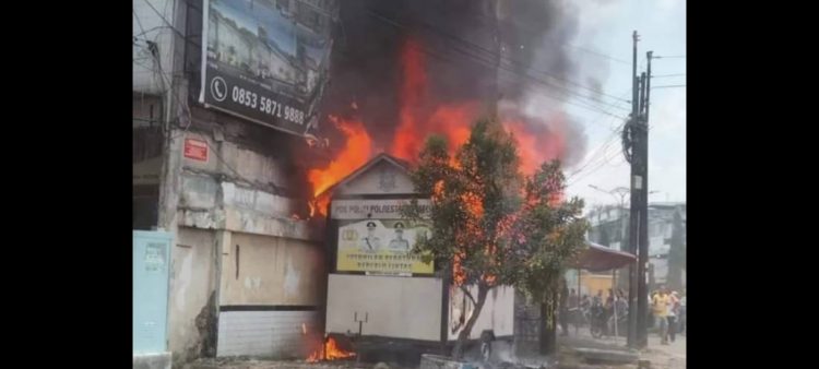 Pos Lantas Kampung Lalang Polsek Sunggal Terbakar. (Foto Ist)