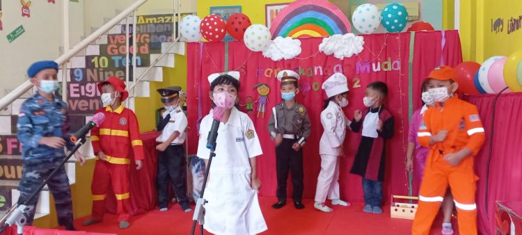 Pertunjukan sekelompok anak TK Sultan Iskandar Muda, Medan