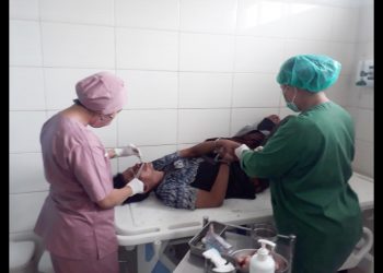 Pelaku Curanmor, Ahmad mendapatkan perawatan setelah diamankan Polsek Medan Baru. (Foto Ist)