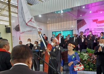 Ketua PPTSB Cabang Kota Siantar Drs. Risbon Sinaga MM menerima pataka bendera PPTSB dari Ketua Umum PPTSB Pusat Mangihut Sinaga