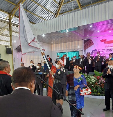 Ketua PPTSB Cabang Kota Siantar Drs. Risbon Sinaga MM menerima pataka bendera PPTSB dari Ketua Umum PPTSB Pusat Mangihut Sinaga
