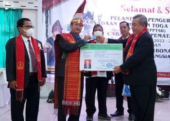 Ketua Umum PPTSB Pusat, Mangihut Sinaga menyerahkan secara simbolis KTA PPTSB-Brizzi kepada Ketua PPTSB Cabang Kota Siantar Drs. Risbon Sinaga, MM