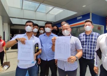 Tim Kuasa Hukum nasabah, Benri Pakpahan SH, Erwin Sinaga SH, Agus P Aruan SH, Andi Nasution dan Folbber Panjaitan SH mendatangi Bank BRI Cabang Medan