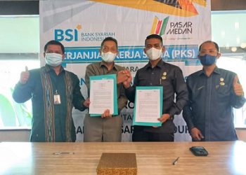 Dirut PUD Pasar Medan, Suwarno bersama Area Manajer Medan Raya Puja Nur Arief dan Area Manajer Medan Kota Ismul Fakhri Lubis tandatangani perjanjian kerajasama 