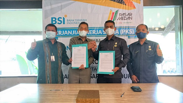 Dirut PUD Pasar Medan, Suwarno bersama Area Manajer Medan Raya Puja Nur Arief dan Area Manajer Medan Kota Ismul Fakhri Lubis tandatangani perjanjian kerajasama
