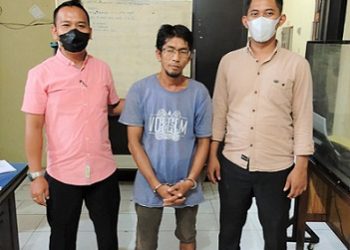 Pelaku DAS Muhammad Darwinsyah alias DAS diapit polisi