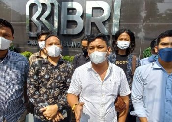 Dwi Ngai Sinaga SH MH bersama sejumlah advokat korban nasabah Bank BRI Cabang Sisingamangaraja saat memberikan keterangan kepada wartawan. (Foto Romulo Sinaga)