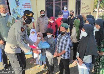 Kapolsek Siantar Barat IPTU Ringgas Lubis menyantuni anak yatim piatu