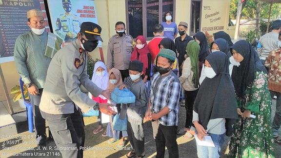 Kapolsek Siantar Barat IPTU Ringgas Lubis menyantuni anak yatim piatu