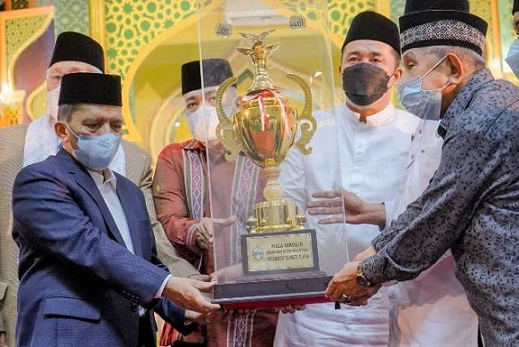 Wakil Wali Kota Medan, Aulia Rachman menerima tropi piala bergilir