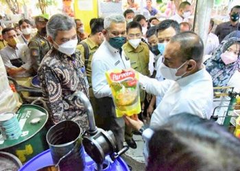 Edy Rahmayadi, Gubernur Sumatera Utara (Gubsu) saat sidak di Pusat Pasar Medan. (Foto Ist)