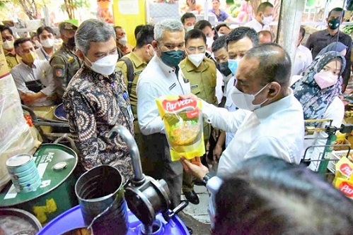 Edy Rahmayadi, Gubernur Sumatera Utara (Gubsu) saat sidak di Pusat Pasar Medan. (Foto Ist)