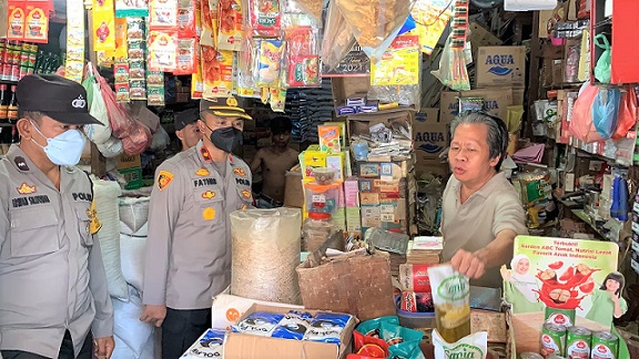Kapolsek Medan Baru Kompol Teuku Fathir Mustafa SIK ,MH melakukan monitoring dan pengecekan ketersediaan sembako di Pasar Petisah. (Foto/Ist)