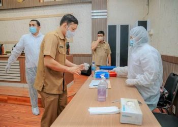 ASN Pemkot Medan saat di test urine petugas BNNP Sumut