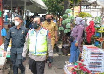 Kapolda Sumut, Irjen Pol RZ Panca Putra Simanjuntak bersama Dirut PUD Pasar Medan Suwarno, dan Wakil Wali Kota Medan Aulia Rachman dan jajaran sidak di Pasar Simpang Limun. (Foto Romulo)