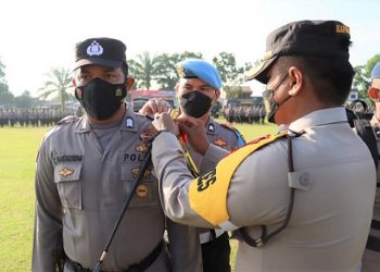 Kapolres Tebing Tinggi AKBP Mochamad Kunto Wibisono SIk memasang tanda pita Operasi Huta Toba Tahun 2022 kepada perwakilan personil yang akan ditugaskan pengamanan