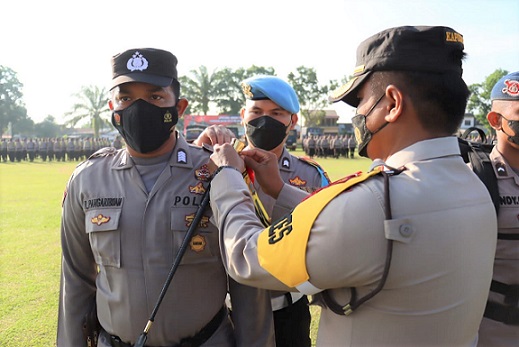 Kapolres Tebing Tinggi AKBP Mochamad Kunto Wibisono SIk memasang tanda pita Operasi Huta Toba Tahun 2022 kepada perwakilan personil yang akan ditugaskan pengamanan