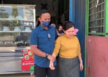 Terpidana RM alias Ros alias Mak Winda alias Op. Emrik saat ditangkap Tim Tangkap Buron Kejari Samosir di Medan
